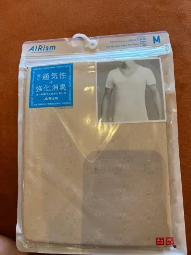Camiseta Uniqlo AIRism Masculina Gola V - Tamanho M - Nova e Lacrada