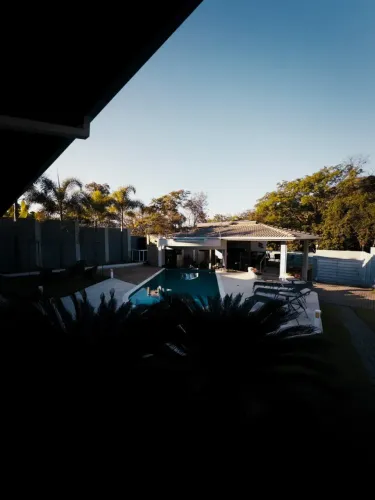 Casa para venda possui 320 metros quadrados com 5 quartos