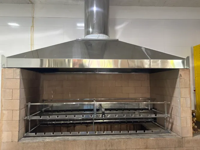 Churrasqueira industrial embutida metálica e coifa em inox