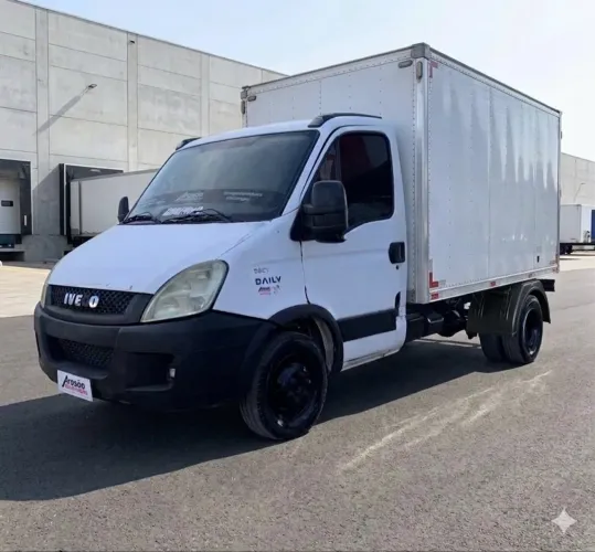 Iveco Daily 55C17 Ano 2014 com Baú Trabalhando 