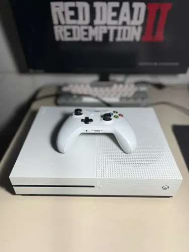 Xbox One S - 1TB + Jogo + 1 mês de GamePass