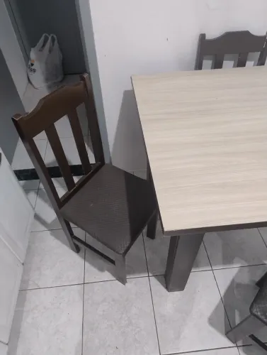 Vende-se mesa 4 cadeiras 