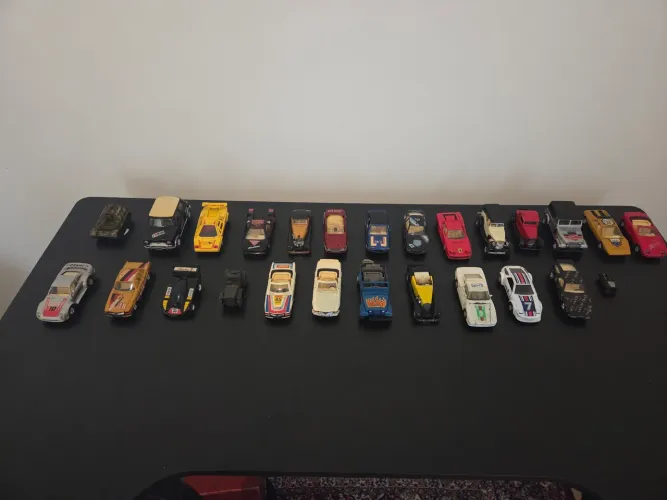 26 carrinhos antigos
