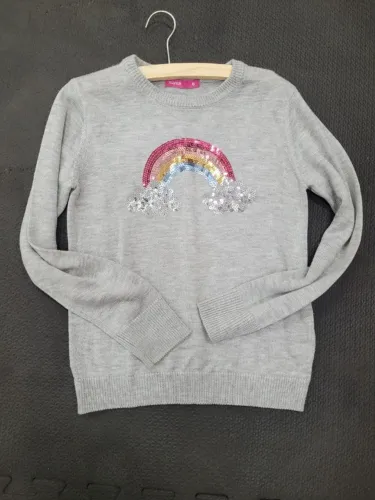 blusa infantil da marca marisa, tamanho 6, na cor cinza. possui um arco-íris de lantejoula