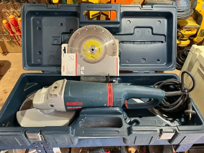 -Esmerilhadeira grande Bosch (230 mm) 220v  2400W