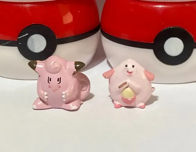 Miniatura do Pokémon Chansey e Clefairy da coleção Guaraná Caçulinha (anos 2000)