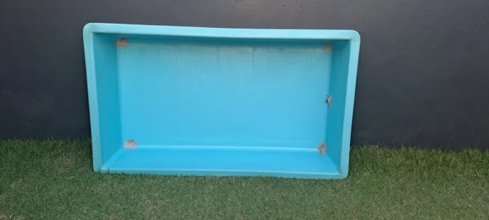 Piscina 2 mil litros com PU 40 nos cantos, funcionando perfeitamente sem vazamento.