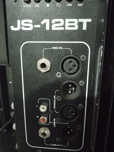 VENDO DUAS CAIXAS DE SOM JBL.