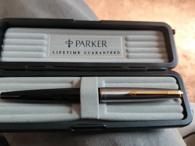 Caneta Parker lifetime guarantees 45