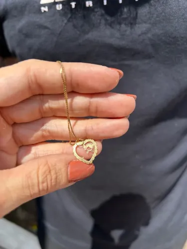 Colar em ouro amarelo 18k com pingente coração e menina
