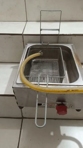 fritadeira industrial a gás da marca Cefaz possui capacidade para 5 litros 