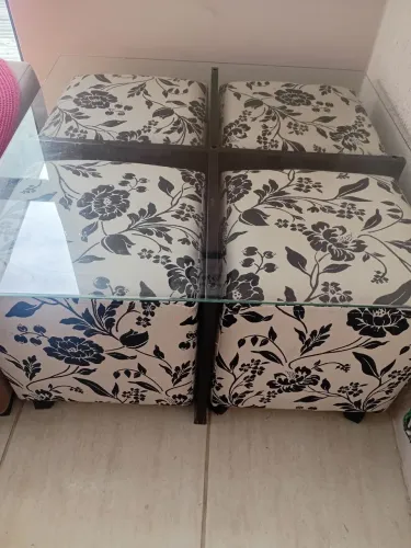Mesa de vidro com 4 pufes
