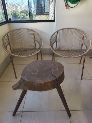 Vendo conjunto de duas cadeiras com uma mesa de centro