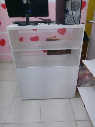 Vendo balcão mais prateleiras