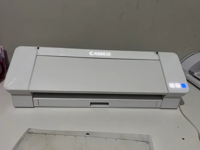 Silhouette cameo 4 pouco usada