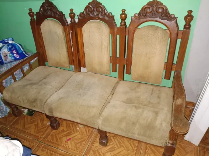 Sofá de madeira de qualidade antigo vintage