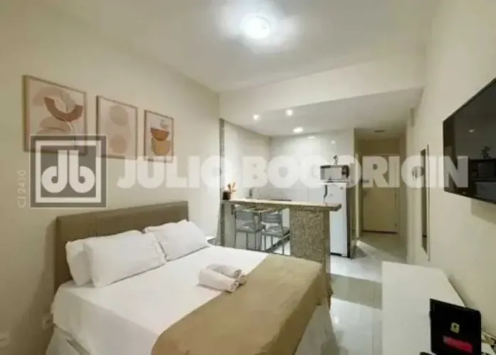 Studio lindo em Copacabana,porteira fechada,todo reformado,no Posto 2,na quadra da praia,P