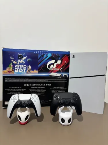 PS5 SLIM DIGITAL 825 GB + 2 CONTROLES ORIGINAIS | MENOS DE 1 ANO DE USO!