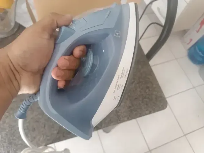 Ferro de roupa a vapor e seco