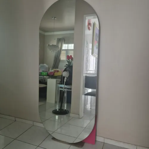 Vendo espelho de parede todo revestido de madeira no fundo 