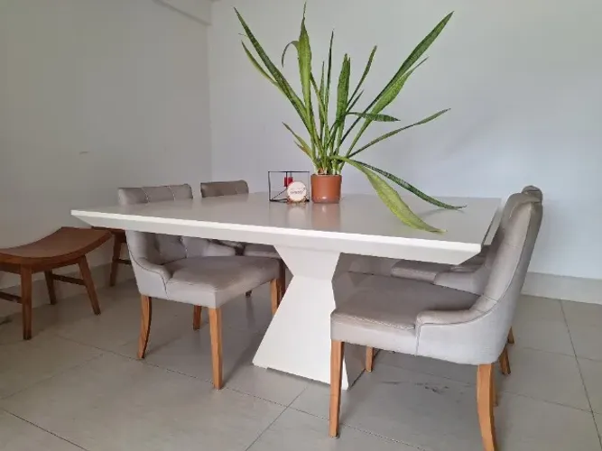 Mesa de jantar quadrada.