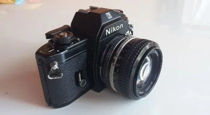 Câmera Nikon EM Analógica com Lente 50mm1.4