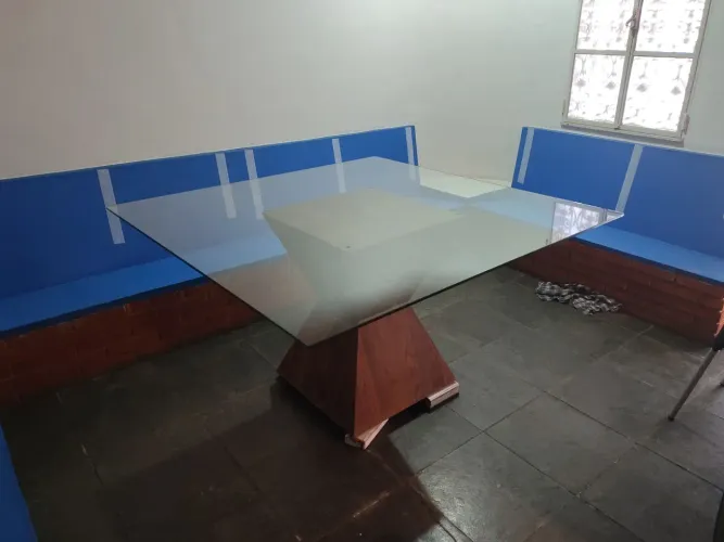 Mesa de jantar quadrada, base em madeira e tampo de vidro 1,40 x 1,40