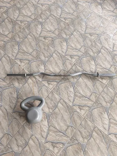 Barra W + ketllebell de 15kg