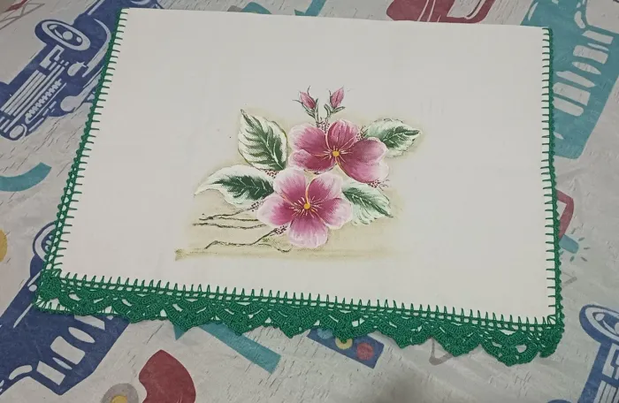 Guardanapo pintado a mão com bico de croche tamanho 0,70 por 0,45