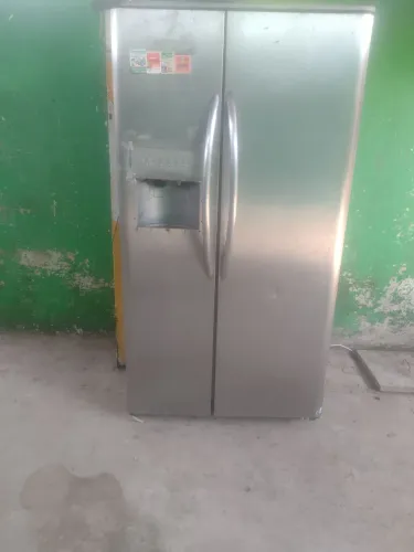 Vendo uma geladeira está com pouco gás comprei outra