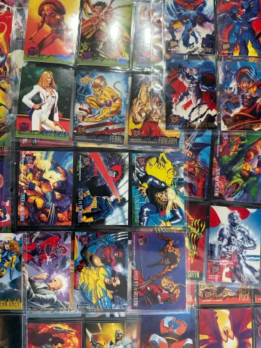 Cartas/ figurinhas colecionáveis