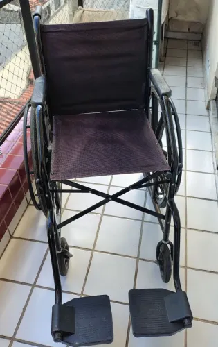 Cadeira de rodas usada
