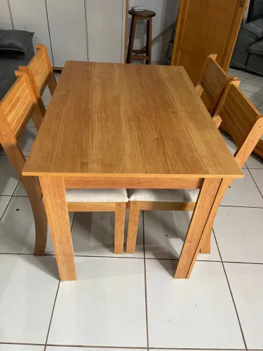 Mesa com 4 cadeiras 