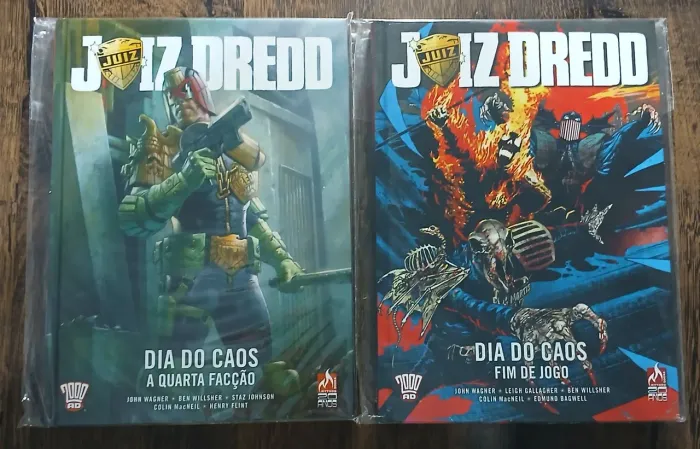 Combo HQs Juiz Dredd: Dia do Caos - A Quarta Facção / Fim de Jogo (Mythos, seminovas)