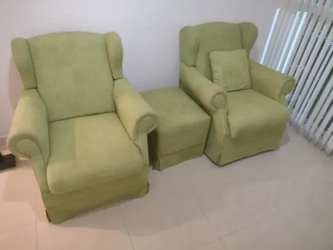 2 Poltronas Verde + puff e uma almofada