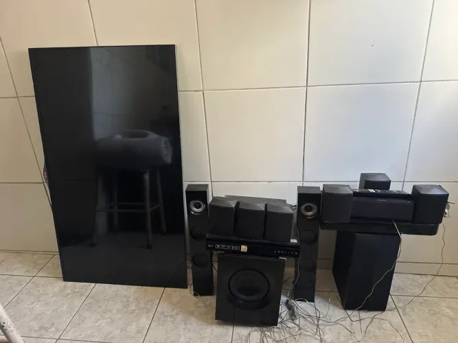 televisão de 49  Home Theater de 1000 vá de potência sendo um LG e o outro Samsung