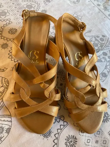 Sandália Carmen Steffens, em couro legítimo, nº 38
