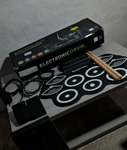 Bateria eletrônica de mesa bem conservada