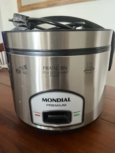 Panela de arroz e legumes