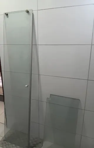 Porta de box e preteleira de vidro