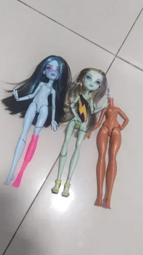 Lote sucatas Monster High G1 e G3 Frankie gloom beach e Frankie G3 + corpo Cléo buried