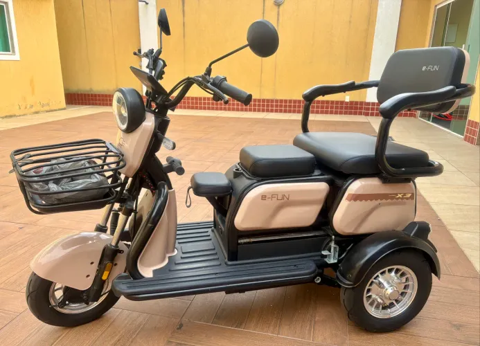 Scooter Triciclo Elétrico E-fun Preto/bege Luxo 2 Lugares