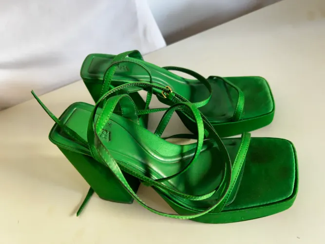 Sandália Zara verde bandeira