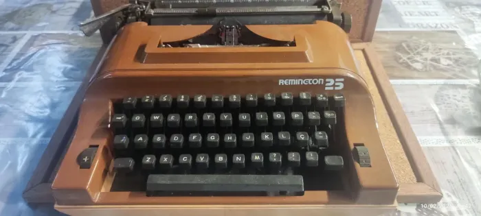 Máquina de escrever Remington 25 chocolate com caixa original