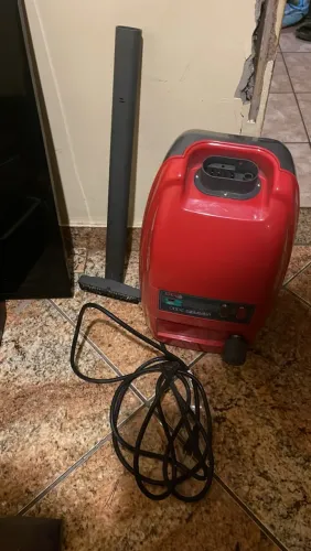 Polti Vaporetto 2000, um limpador a vapor portátil de cor vermelha.