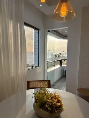 Ondina 48m², alto padrão, ofurô, 2 quartos, climatizado, móveis planejados, frente mar, 1