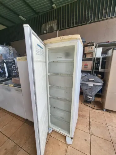 Freezer FostFree vertical Electrolux FFE24 com 218 litros 127 volts conservado funcionando