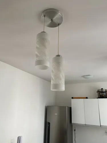 Lustre pendente duplo com cápsulas de vidro