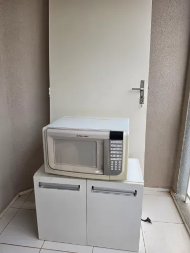 Desapego: Micro-ondas Electrolux, Balcão 2 Portas e Porta Branca c/ Fechadura