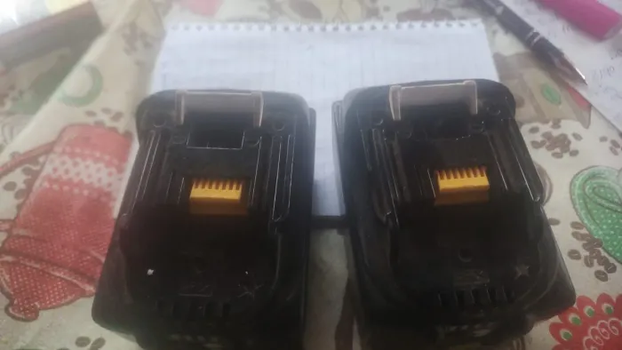 Vendo duas baterias recarregáveis Makita 18 v 5.0 e 3.0 AH R$1.000 as duas